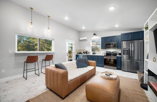 Jamestown House | Luxury Escape: Hot Tub, King Bed, Ranch View