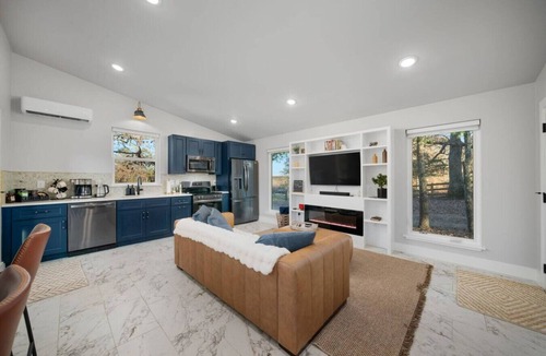 Jamestown House | Luxury Escape: Hot Tub, King Bed, Ranch View