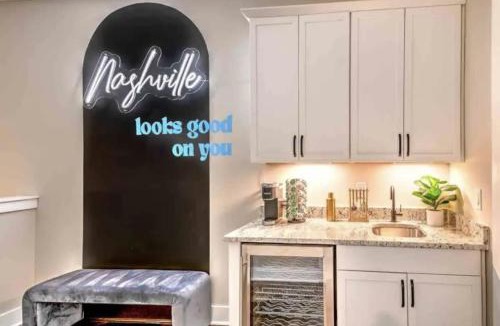 Nashville House | Luxury four-story Home, Rooftop Deck with views, PingPong! Sleeps 12!