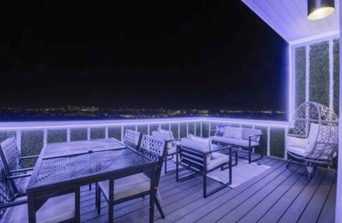 Nashville House | Luxury four-story Home, Rooftop Deck with views, PingPong! Sleeps 12!