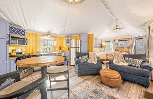 Bryson City Cabin | Luxury Glamping, Hot Tub, Firepit, Bryson City, Deep Creek Smoky Mountains