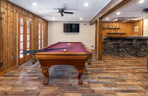 Goreville House | Luxury Lake House w Dock & Game Room