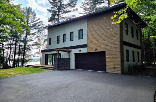 Eagle River House | Luxury Lakefront 4 BDR, 10 Beds, 4 Bath