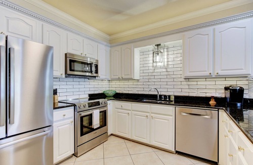 Hot Springs Condo | Luxury LAKEFRONT Condo with Boat Slip and 1-Car Garage! Min 30 Day Rental