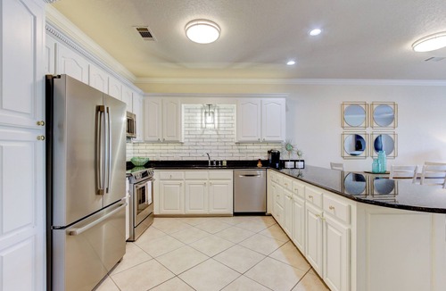 Hot Springs Condo | Luxury LAKEFRONT Condo with Boat Slip and 1-Car Garage! Min 30 Day Rental