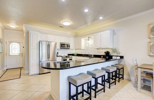 Hot Springs Condo | Luxury LAKEFRONT Condo with Boat Slip and 1-Car Garage! Min 30 Day Rental