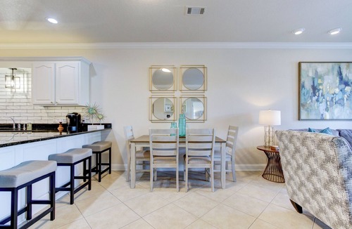 Hot Springs Condo | Luxury LAKEFRONT Condo with Boat Slip and 1-Car Garage! Min 30 Day Rental
