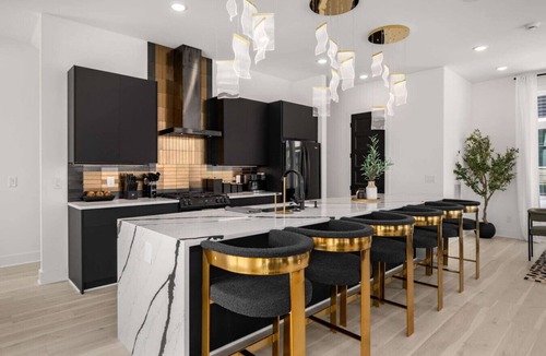 Cumberland Gardens Villa | Luxury Living at Velvet & Vinyl - Rooftop - 6 Beds