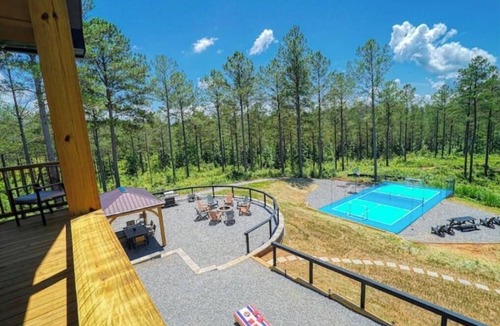 Ellijay House | Luxury Mountain Lodge/Pickleball court/Game room/Jacuzzi tub/Sleep 16+