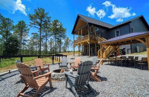 Ellijay House | Luxury Mountain Lodge/Pickleball court/Game room/Jacuzzi tub/Sleep 16+