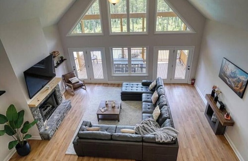 Ellijay House | Luxury Mountain Lodge/Pickleball court/Game room/Jacuzzi tub/Sleep 16+