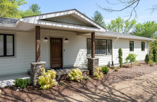 Alexander House | Luxury mountain oasis, hot tub & 15 mins to DT AVL