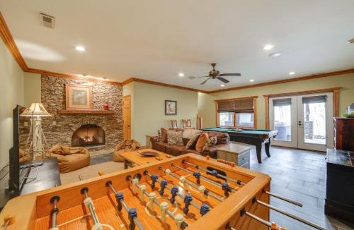 Franklin House | Luxury Mountain Retreat w/Hot Tub in Franklin!