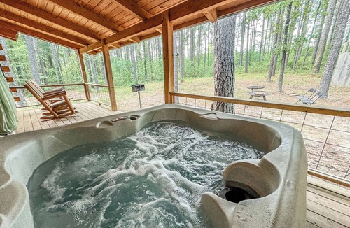 Bismarck Cabin | Luxury Retreat, Private Hot Tub, Romantic Getaway