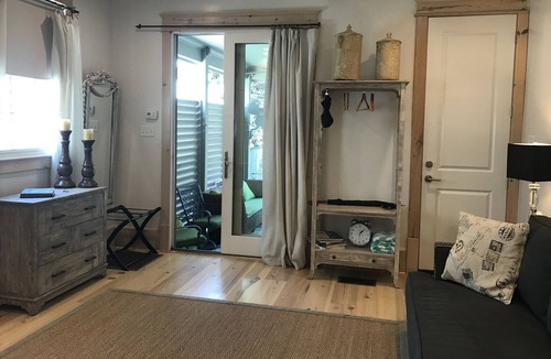 Carrollton Apartment | Luxury St.Charles Ave studio shared pool/spa, priv patio, on streetcar route