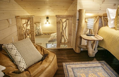 Zirconia Cabin | Luxury Treehouse Glamping with Soaking Tub & Pizza Oven Near Waterfalls, Zirconia, NC