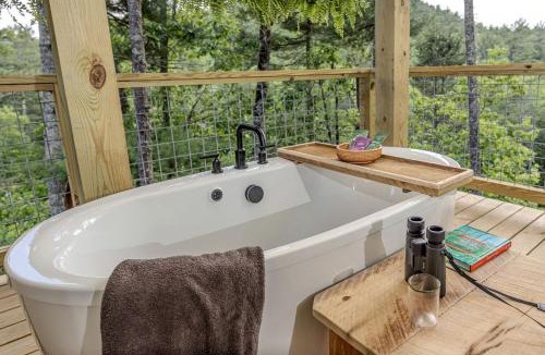 Zirconia House | Luxury Treehouse Glamping with Soaking Tub & Pizza Oven Near Waterfalls, Zirconia, NC