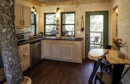 Zirconia House | Luxury Treehouse Glamping with Soaking Tub & Pizza Oven Near Waterfalls, Zirconia, NC