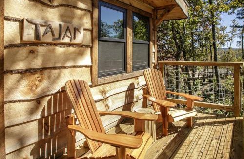 Zirconia House | Luxury Treehouse Glamping with Soaking Tub & Pizza Oven Near Waterfalls, Zirconia, NC