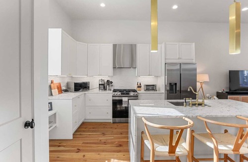 West Riverside House | Luxury Uptown 4BR | Courtyard | Elegantly Designed