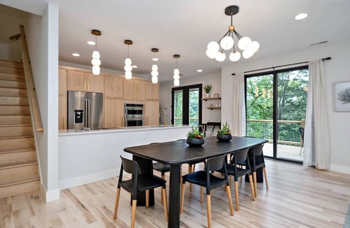 Waynesville Cabin | LUXURY~Views~3 KING Suites~Modern~Minimalist~HOT TUB~Close to Downtown