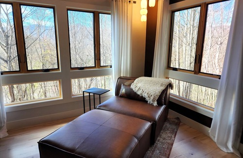 Waynesville Cabin | LUXURY~Views~3 KING Suites~Modern~Minimalist~HOT TUB~Close to Downtown