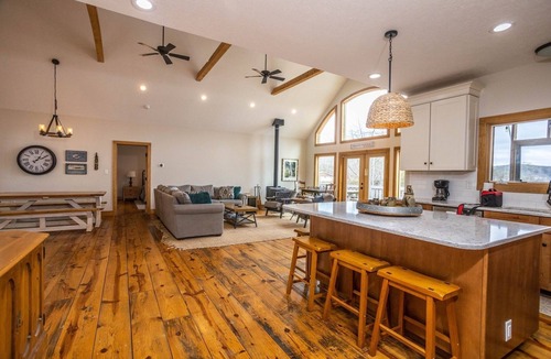 Dublin Cabin | Luxury Waterfront Home on Claytor Lake 5BS12