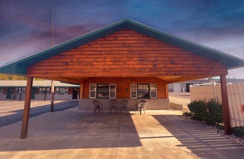 Onaway Cabin | Lyons Room 1 - Sleeps 4 · Lyons in Onaway - 2 Full Beds - Room 1 - Sleeps 4