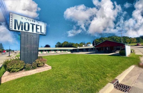 Onaway Cabin | Lyons Room 1 - Sleeps 4 · Lyons in Onaway - 2 Full Beds - Room 1 - Sleeps 4