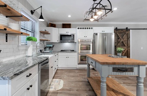 Fairview House | Lyric Retreat at GratiDude Ranch - Sleeps 23 with Pool in Leiper's Fork