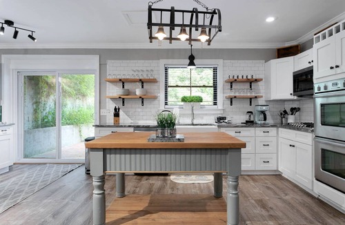 Fairview House | Lyric Retreat at GratiDude Ranch - Sleeps 23 with Pool in Leiper's Fork