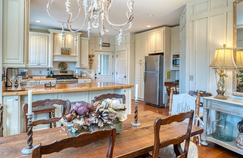 Highlands Cabin | Magazine Worthy. Two Blocks From Main Street.| Sweetwood Cottage