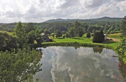 Warne House | Magical Hideaway with Hot Tub