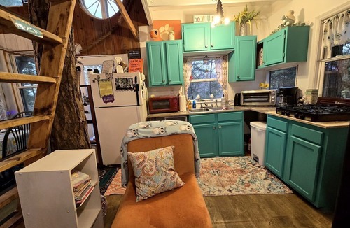 Grubville Cabin | Magical Tree House Rental Nestled in the Woods on Farm Retreat near St. Louis, Missouri