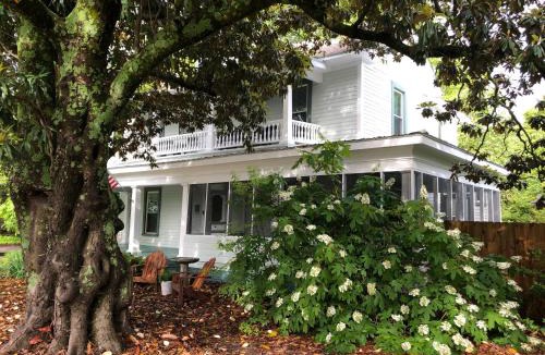 Clover Bed & Breakfast | Magnolia House & Gardens B&B