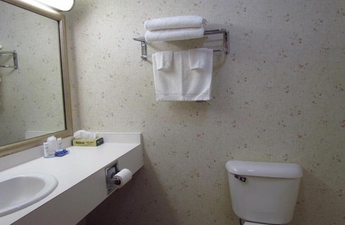 Escanaba Hotel | Magnuson Grand Pioneer Inn and Suites