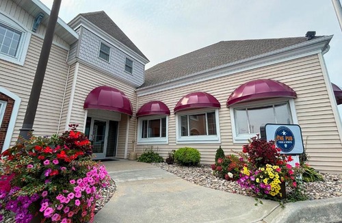 Escanaba Hotel | Magnuson Grand Pioneer Inn and Suites