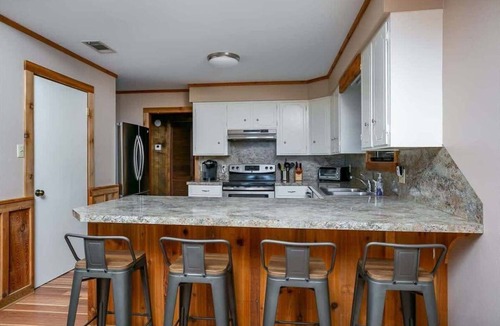 Homer House | Main House + GuestHouse LakeFront ; Sleeps 14; Ramp