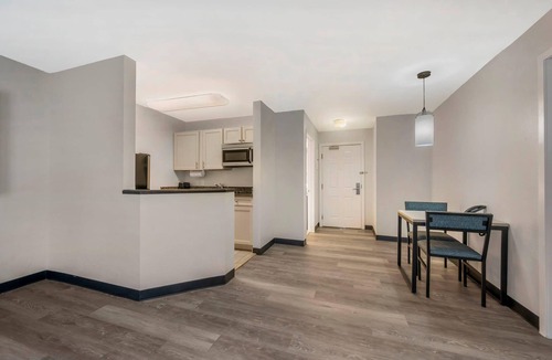 Potomac Falls Hotel | MainStay Suites Sterling near Dulles Town Center