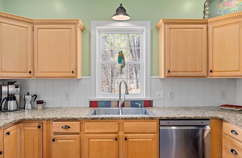 Leicester House | Majestic Creek Views | Romantic | Mountain Vibes | Unique | Private | Warm