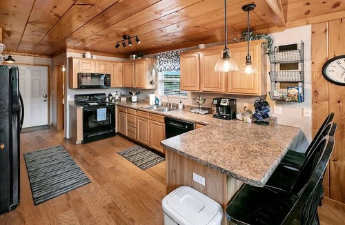 Flat Hollow Marina Cabin | Majestic Waterfront Tennessee Cabin with a Hot Tub at Norris Lake