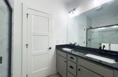 Jeffersonville House | Majesty - Work Friendly & Near Downtown