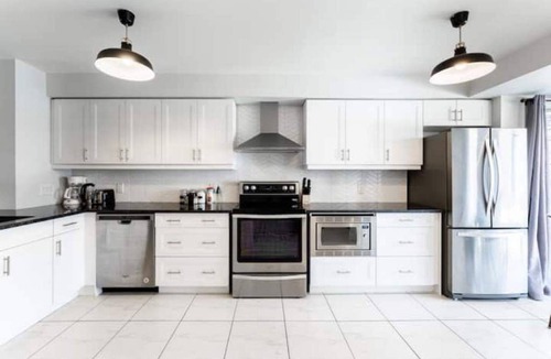 Burlington House | Mapleview Burlington Gem-King bed-Stylish Townhome