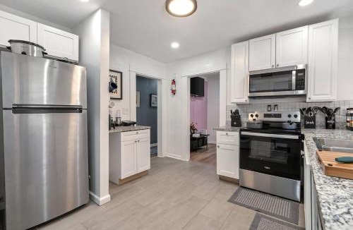 Birmingham Apartment | Mara Retreat-UNIT B- Fire Pit-Patio-Games-Jacuzzi-Ping Pong Table