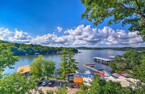 Lake Ozark Apartment | Marvelous Lakefront Condo with Deck and Grill!