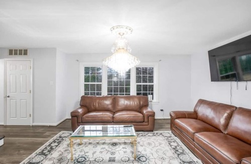 Tysons House | Massive 4 bedroom with tons of space!