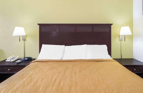 Lookout Valley Neighborhood Association Hotel | Maximum Comfort! With Seasonal Outdoor Pool, Free Parking, Pets are Welcome!