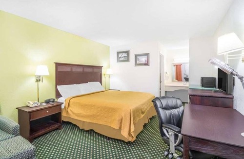 Lookout Valley Neighborhood Association Hotel | Maximum Comfort! With Seasonal Outdoor Pool, Free Parking, Pets are Welcome!