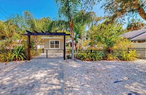 Bayou Oaks House | Mellow Memories Sun-filled house in Sarasota with al fresco dining & hammock