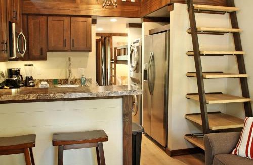 Monteagle House | Memorable Wooden Cabin Next to Great Hiking Trails in Monteagle, Tennessee